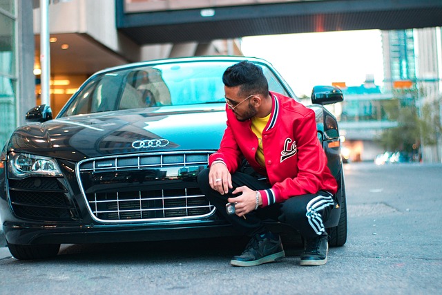 高級車をじっと見ている男性の画像