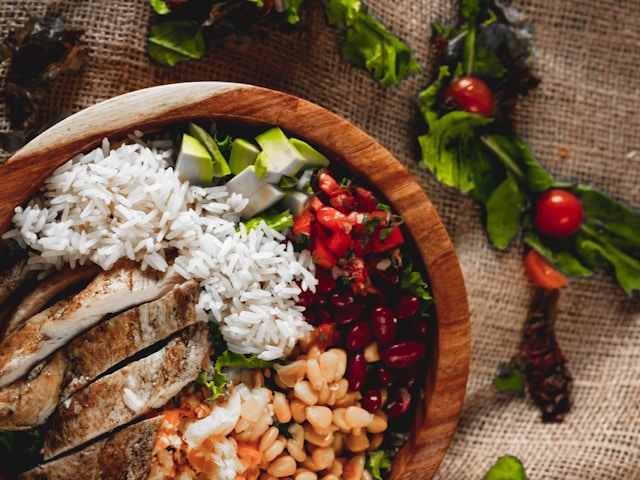 美味しそうに調理された鶏むね肉の画像